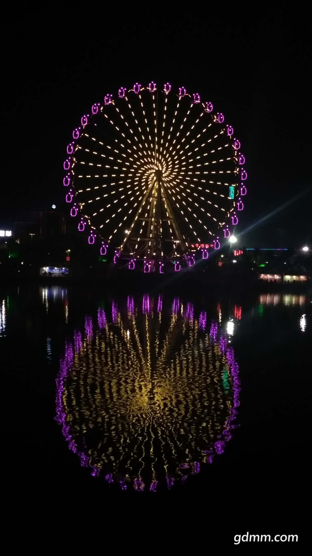 小东江摩天轮彩灯其实是双轮双眼的,正确的观赏地点在这里,都跑到轮底