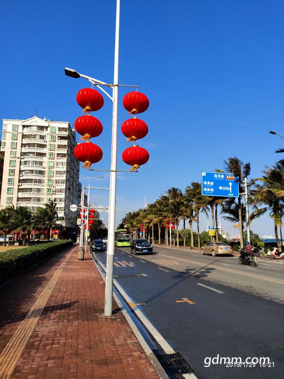 看下湛江过年前的气氛,无论城市街道清洁的整洁程度还是节前广场布置