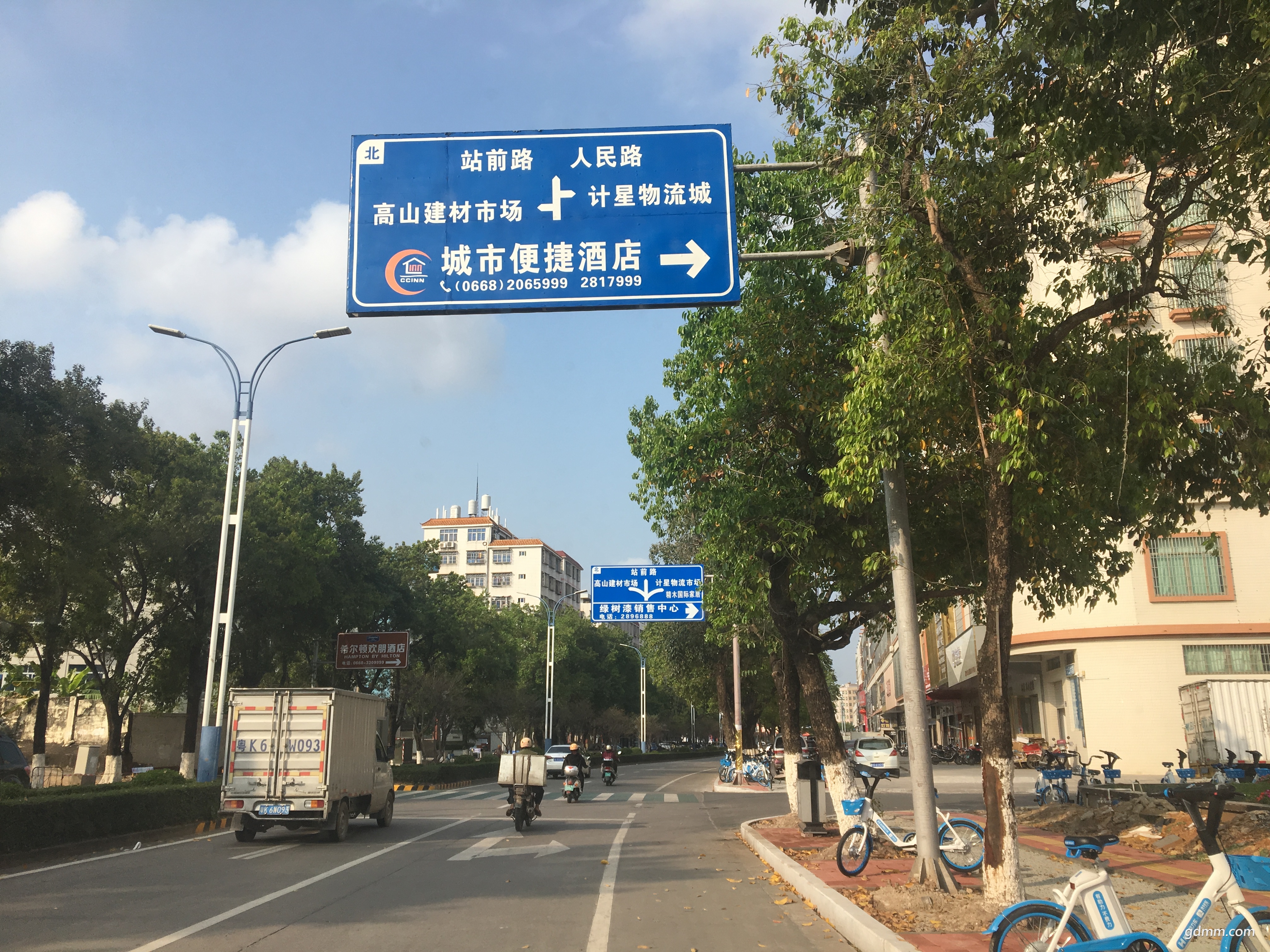 清理路边眼花缭乱的假路牌