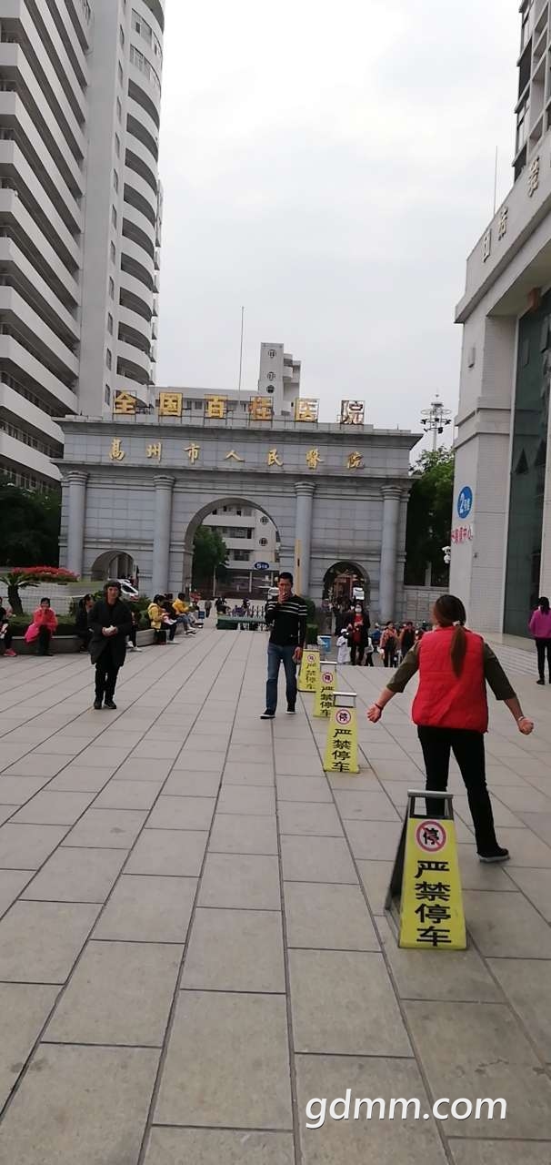 高州人民医院,路边就是停车场?