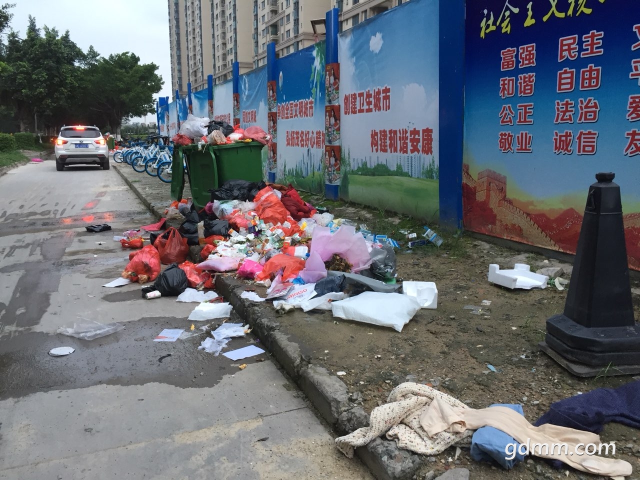 主干道边垃圾满街,污水横流,如此创文,会及格吗?